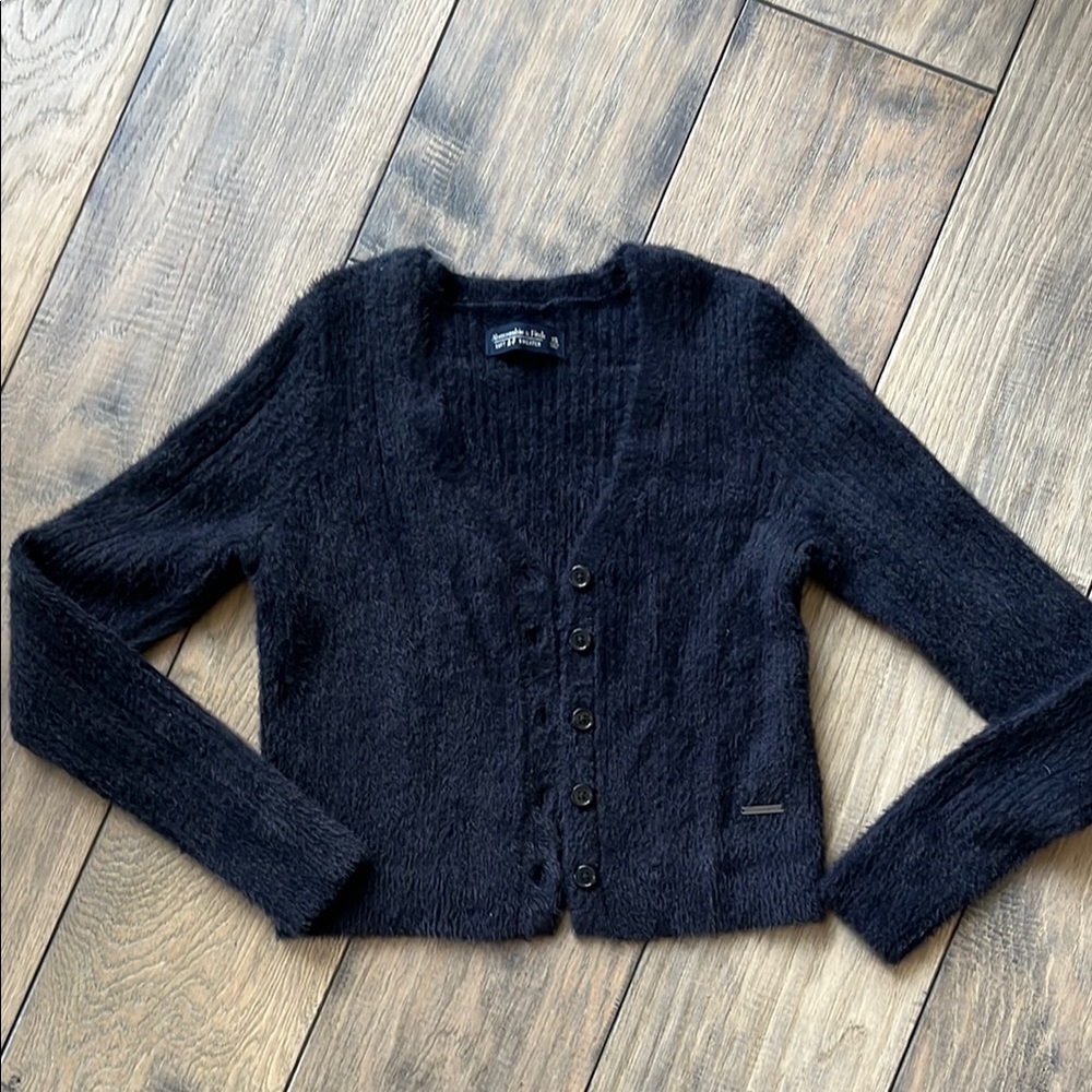 Black Cropped Cardigan with Long Sleeves and Round Neckline